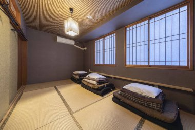 Japon yatak yerleştirilmiş bir Japon tarzı yatak odasında katlanmış.