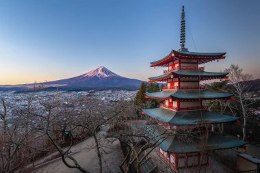 Chureito Pagoda ve kış sabahı Mt.Fuji