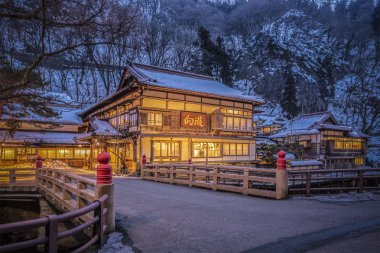 Eski bir ryokan Higashiyama, Fukushima ili kış akşamları bina