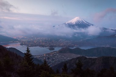  Dağ Fuji bulut ve Shindo beraber görünümü noktasından görülen erken sabah Kawaguchiko Gölü ile.