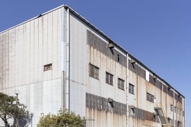 Eski fabrika binası içinde sanayi bölgesi dışında