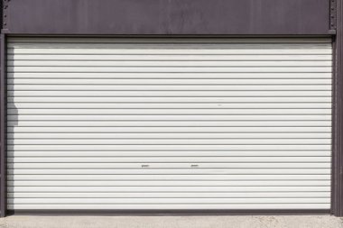 Çelik rulo kapılar kapalı dükkanın önünde