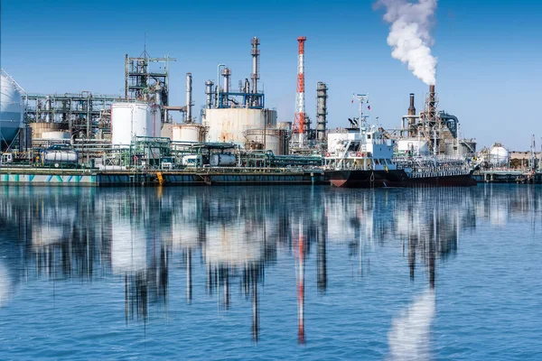Bir Ağır Endüstriyel Fabrika Sanayi Bölgesi Deniz Kenarında Atmosferini — Stok fotoğraf