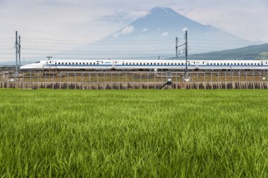 Shizuoka - Temmuz 03: Shinkansen hızlı tren ve dağ Fuji Shizuoka, Japonya üzerinde 03 Temmuz 2017. Dünya'nın en yoğun hızlı tren dört Japonya Demiryolları şirketler tarafından işletilen Shinkansen olduğunu.
