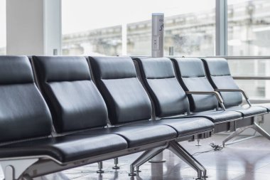 Satır için bekleyen havaalanında boş koltukları