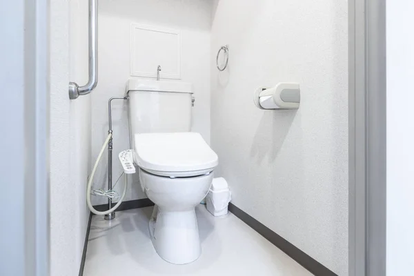 Автоматический Туалет Чистой Белой Ванной Комнате — стоковое фото