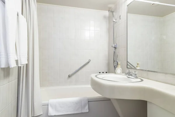 Белый Ванночка Современной Небольшой Ванной Комнате — стоковое фото