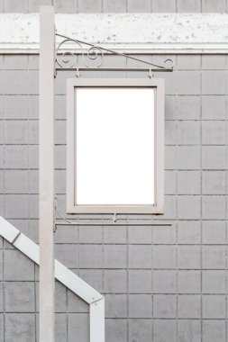 Binanın önündeki boş bina etiket