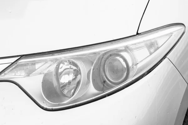 クローズ アップの白い車のヘッドライト — ストック写真