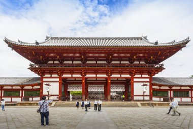 Nara-Mayıs 25:25 Mayıs 'ta Todaiji Tapınağı 'nın büyük Buddha salonu, 2015 Nara, Japonya. Bu salon sadece Daibutsu olarak Japon bilinen Buddha 'nın dünyanın en büyük bronz heykeli evidir