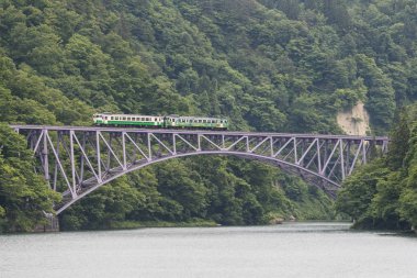 Fukushima, Japan - 18 Haziran: Yerel tren Tadami hat ve Tadami Nehri üzerinde 18 Haziran 2017: Fukushima, Japan. Bu tren Doğu Japonya demiryolu şirketin Tadami doğrultusunda.