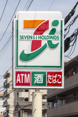Chiba, Japonya - Nis 19, 2019: Chiba City'de 7-Eleven marketinin önü