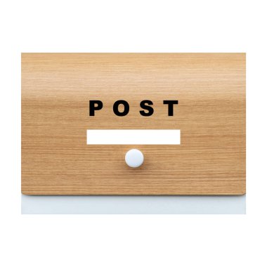 Kahverengi ahşap posta kutusu beyaz arka plan üzerinde izole