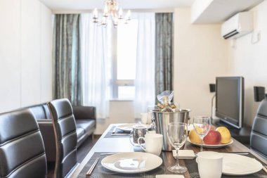 Yemek masasında bir dizi yemek ve bir kadeh şarap