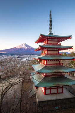 Chureito Pagoda ve Mt.Fuji ilkbahar sabahı
