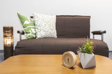 Oturma odasında masaya yerleştirilen çalar saat