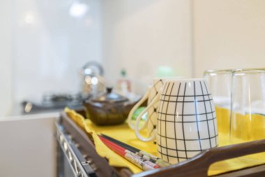 Bir fincan kahve, lavabodaki tahta tepsiye düzgünce yerleştirilmiş şekilde yıkanmış..