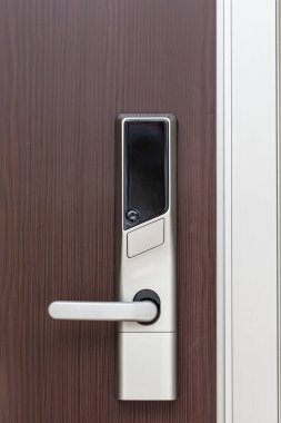 Parmak izi kapı açacağı ve ahşap kapı