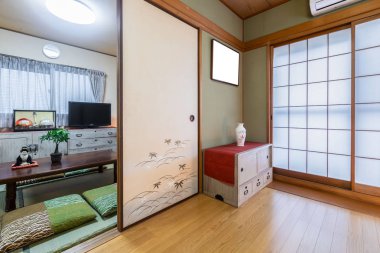 Yatak odası ve oturma odası Japon tarzı bir evde bağlı