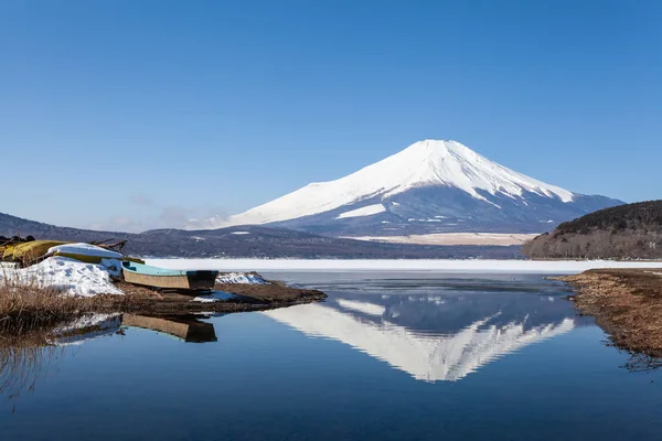 Зимой Вода Озере Яманака Превращается Лед Горы Фудзи Покрыты Снегом — стоковое фото