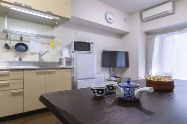 Mug Teh Dan Pembuat Teh Ditempatkan Atas Meja Dapur Rumah — Stok Foto
