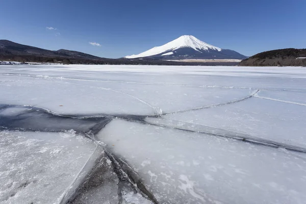 山中湖の水は冬の間に氷になり 富士山は雪に覆われて — ストック写真