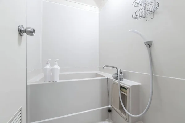 Banheira Branca Pequena Banheiro Branco — Fotografia de Stock