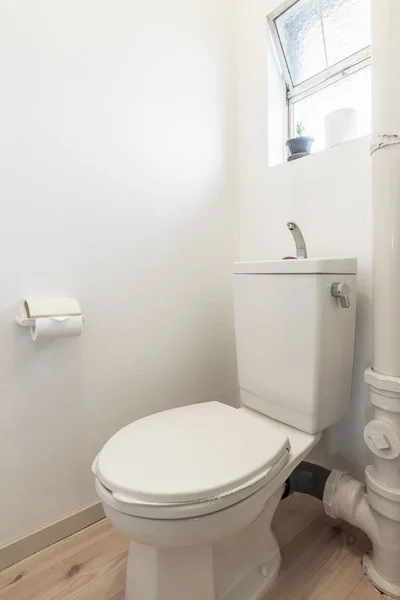 清潔な白いトイレの内部 — ストック写真