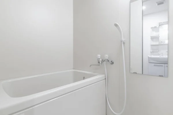 清洁白色浴室的内部 — 图库照片