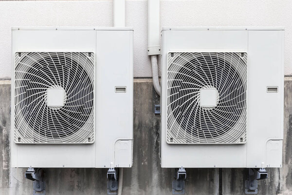 Установка воздушного компрессора на стене здания
