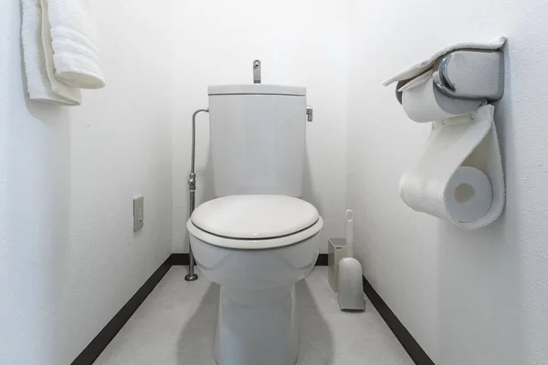 自宅のトイレで新しい白いトイレをきれいに — ストック写真