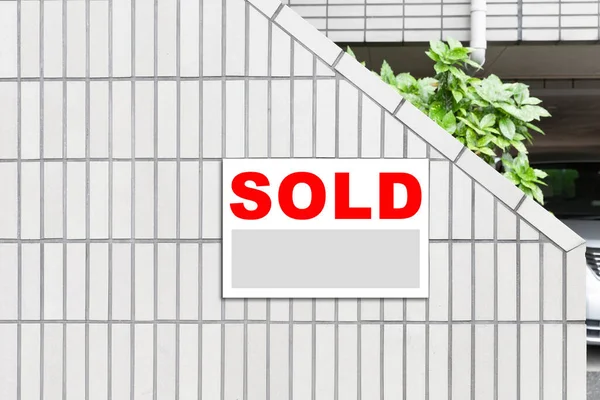 Sold Real Estate Sign Front Building — Stock Photo, Image