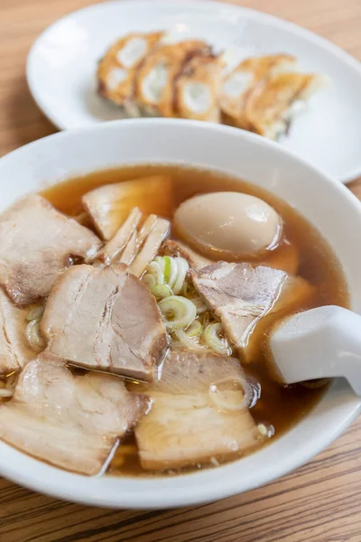 Fideos Ramen Estilo Japonés Colocados Una Mesa Madera Marrón —  Fotos de Stock