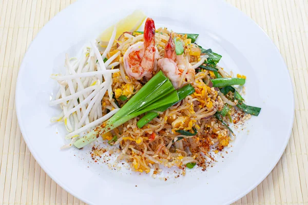 Fideos Fritos Estilo Tailandés Con Gambas Verduras —  Fotos de Stock