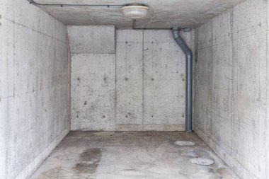 Boş bodrum beton odası
