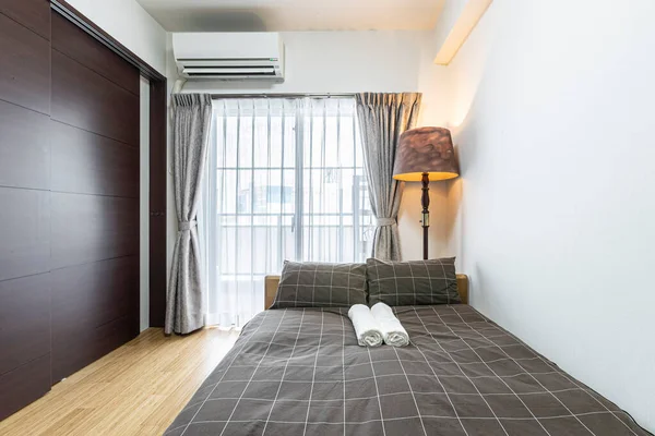 King Size Bett Einem Sauberen Modernen Schlafzimmer — Stockfoto