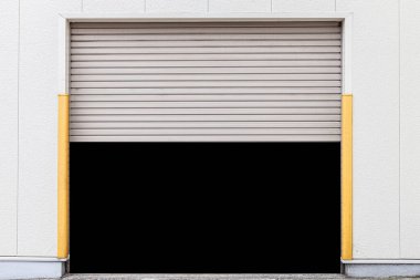 Kapıyı açan binanın garajında.