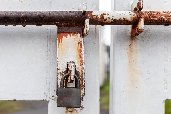 Puerta Puerta Cerrada Con Cadena Metal Bloqueo Hierro Oxidado — Foto de Stock