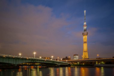 Tokyo şehir manzarası ve Sumida nehri geceleri