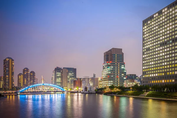 东京城市景观与夏田河的夜景 — 图库照片