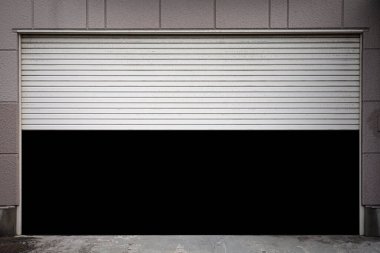 Kapıyı açan binanın garajında.