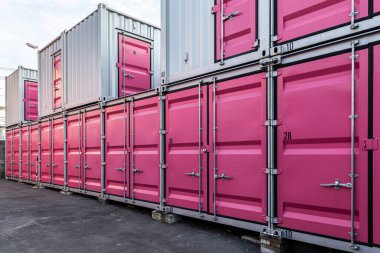 Kiralık küçük bir deponun dışında.