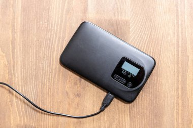 Mobil Wi-Fi yönlendirici oturma odasındaki masaya yerleştirilmiş.