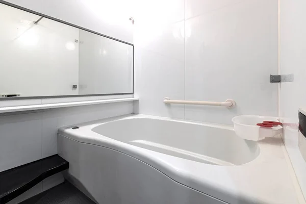 Banheira Pequeno Banheiro Branco Moderno Apartamento — Fotografia de Stock
