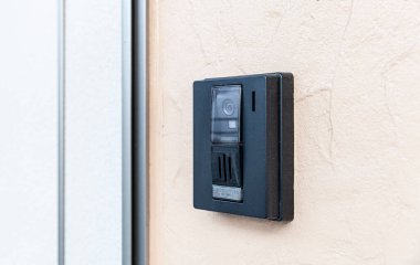 Kapat - apartmanın kapısındaki güvenlik dahili telefon düğmesine bas