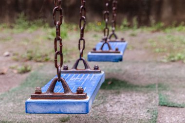 Yakın - köyün çocuk parkında boş salıncaklar