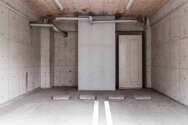 Yeraltı otoparkı. Kapalı otopark. Beton zemin otoparkı