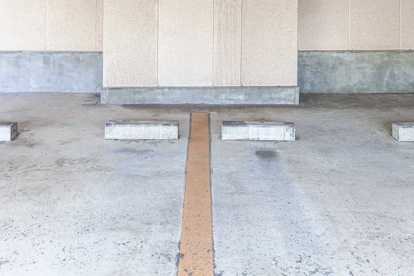 Empty Parking Ground Floor Apartment Building — Stock Photo, Image