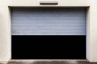 Kapıyı açan binanın garajında.