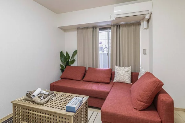 Sofa Kain Merah Dan Bantal Ruang Tamu Apartemen — Stok Foto